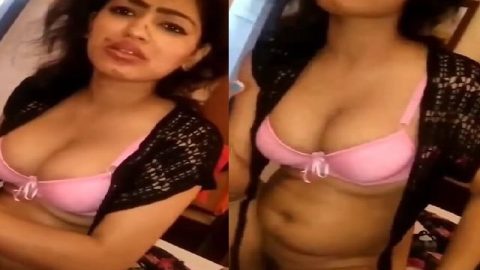 Sexy maal showing pussy before client viral MMS