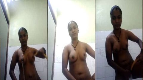 Sexy nude beauty fingering her pussy on cam