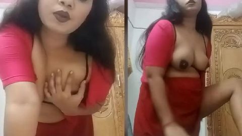 Striptease bhabhi in saree fingering her horny pussy