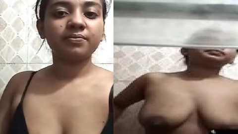 Striptease video call of a cheater bhabhi to lover