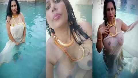 Super busty Mallu aunty boobs show in pool