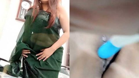 Super hot Indian bitch poking her pussy