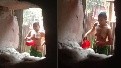 Village babhi bathing caught by voyeur viral MMS