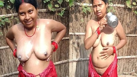 Village bhabhi outdoor nude bath captured by devar