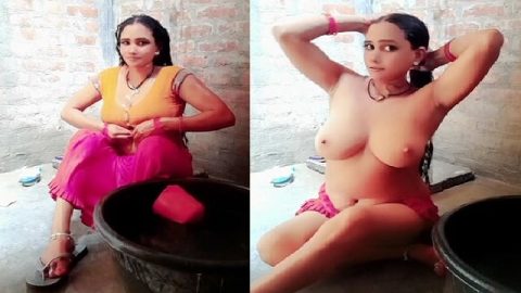 Village bhabhi wet big boobs show during bath