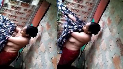 Wet bhabhi changing dress caught after nude bath