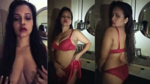 Sexy Actress Priya Gamre Getting Fully Topless in Premium Live