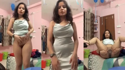 Slutty girlfriend exposes her tight pussy for a close up hole view Video MMS