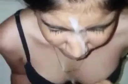 UK ki desi girl ka blowjob ke baad face pe cumshot wala MMS