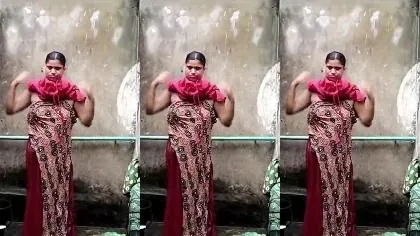 Neighbour Bhabi Nude Captured When Bathing
