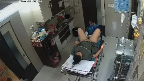 Desi Bhabhi In Clinic House-Keeper Shaving Her Pussy - hindixxxsite