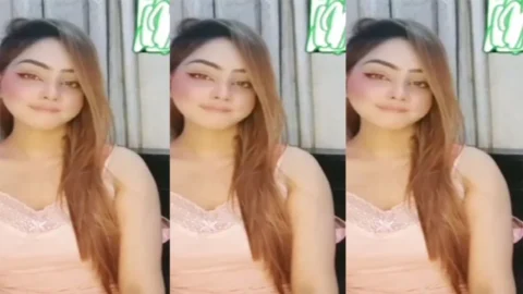 Beautiful Sexy Maal Showing Shaved Pussy
