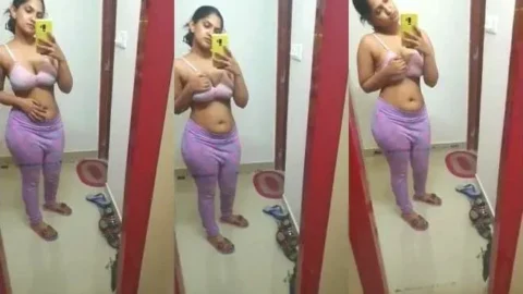 Desi Bhabhi MMS Squeezing Her Huge Tits and Teasing Video MMS