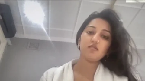 Desi girl showing her nude in batheroom