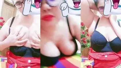 Horny Mall Showing Hot Boobs