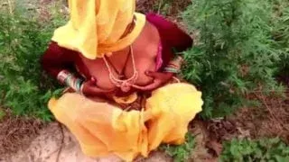 Desi Bhojpuri bhabhi ka garam village sex scandal MMS Porn