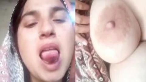 Pathan wife showing huge boobs for secret lover Desi Porn MMS