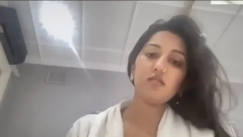 Desi girl ka bathroom mein garm raaz aur nangi jism dikhane ka maza MMS Porn