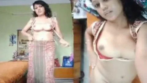Sexy girl shows boobs and pussy Desi Porn MMS