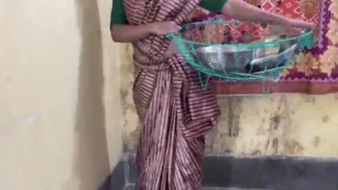 Desi gaon ki ladki ka secret cam romance with utensil seller MMS Porn