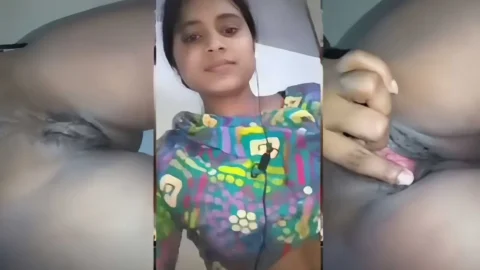 Leaked Desi Girlfriend Nude Spreading Her Tight Hairy Pussy For You Video MMS