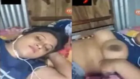 Desi slum girl showing boobies on video call Desi Porn MMS