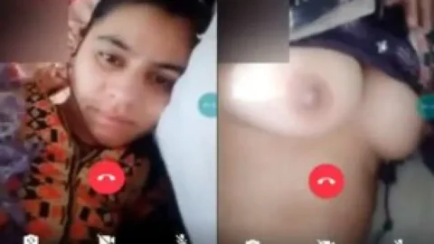 Pakistani girl showing her cute small boobs on VC Desi Porn MMS